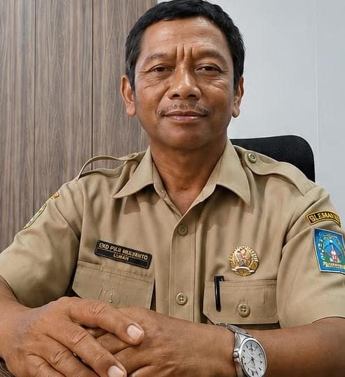 Potret Eko Puji Mulyanto, Lurah Margomulyo, mengenakan seragam dinas.